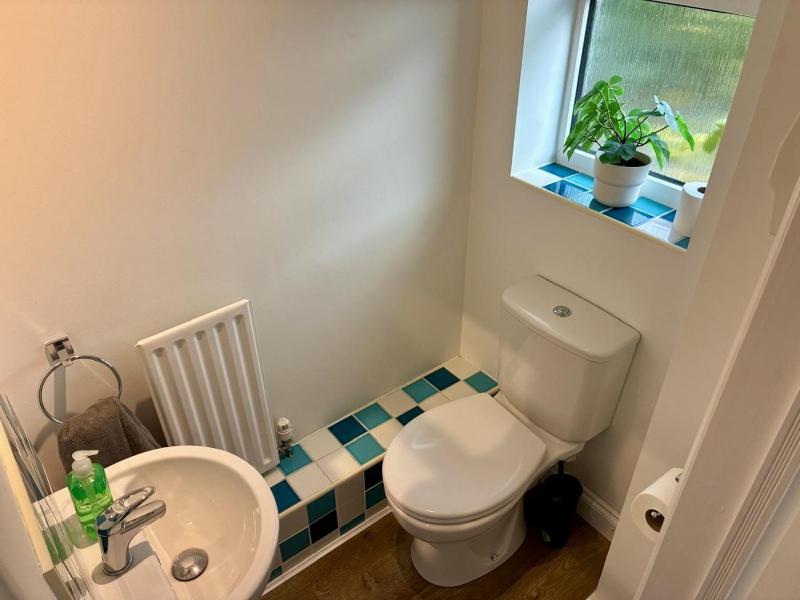 Great Parking and Spacious 3 Bedroom Home Andover - image 9