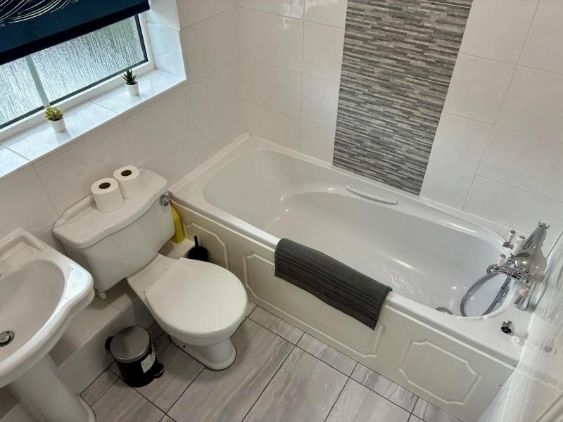 Great Parking and Spacious 3 Bedroom Home Andover - image 10