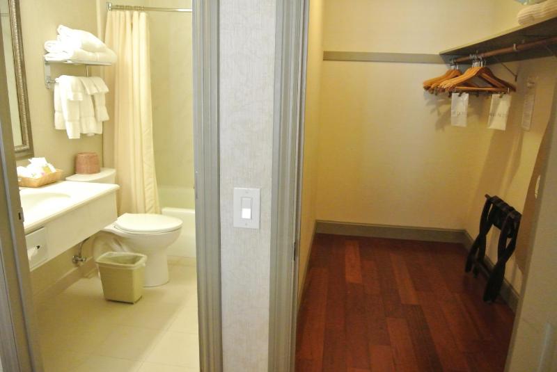 Cow Hollow Inn and Suites - image 12