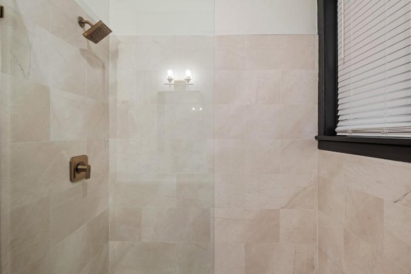 Cozy Home near Downtown - Close to Nulu - Sleeps 6 - image 37