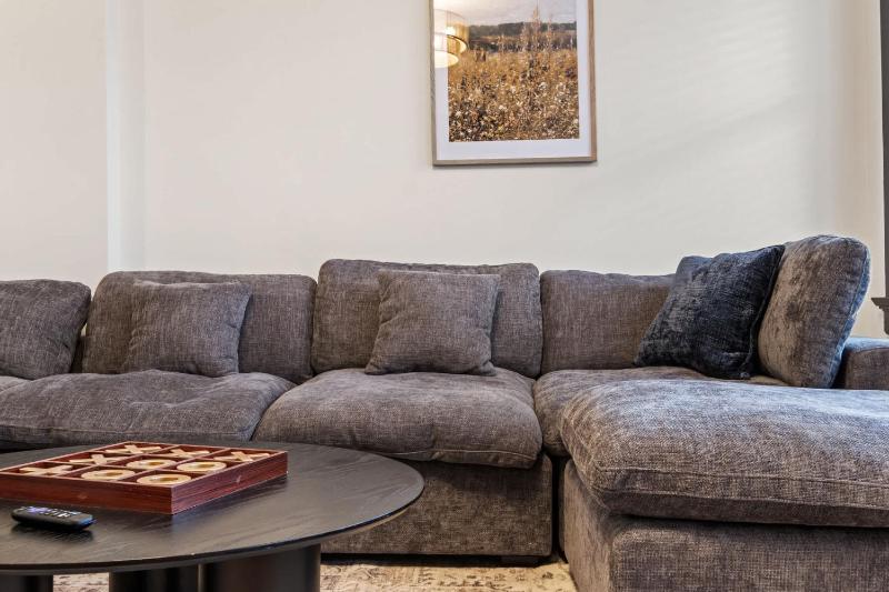 Cozy Home near Downtown - Close to Nulu - Sleeps 6 - image 9