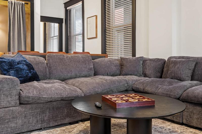 Cozy Home near Downtown - Close to Nulu - Sleeps 6 - image 40