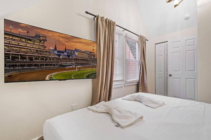 Cozy Home near Downtown - Close to Nulu - Sleeps 6 - image 13
