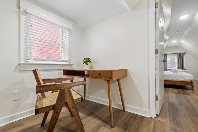 Cozy Home near Downtown - Close to Nulu - Sleeps 6 - image 29