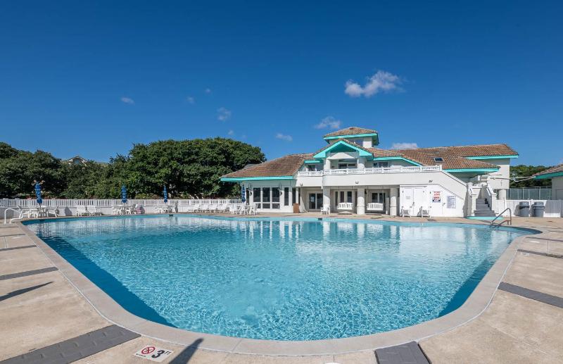 Seaquestered - Corolla Monteray Shores Pool Hot Tub Pets OK Community Pool 700 Yds to Beach - image 15
