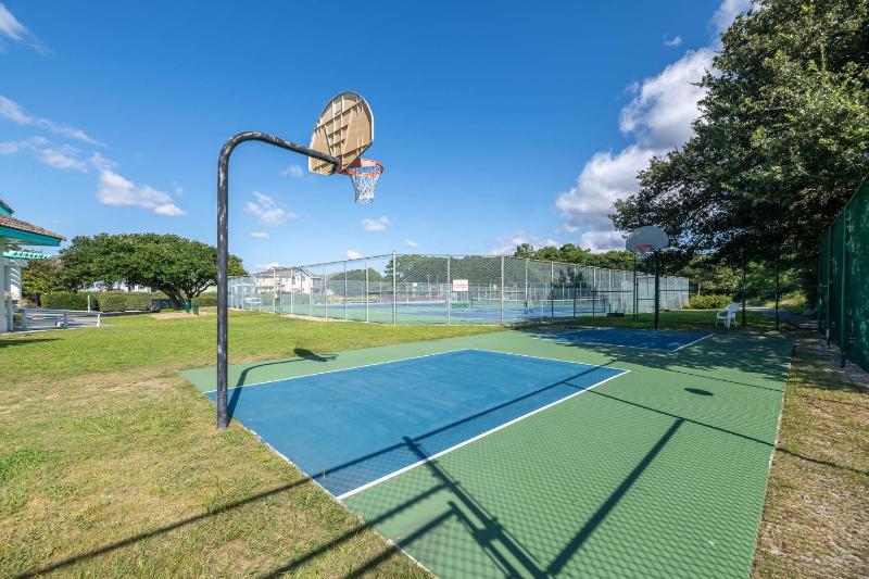Seaquestered - Corolla Monteray Shores Pool Hot Tub Pets OK Community Pool 700 Yds to Beach - image 38