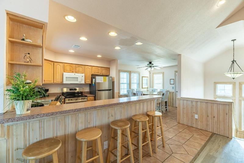 Sandy Paws - KDH MP 9.5 Semi-Oceanfront Ocean View 100 Yds to Beach Elevator Pool Hot Tub Pets OK - image 5