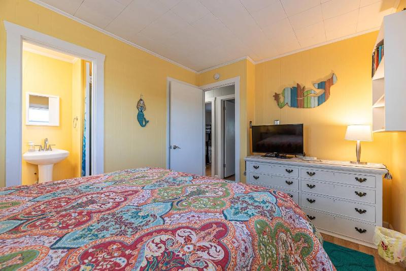 House with No Name - Nags Head MP 10.5 Oceanside 340 Yds to Beach Pets OK YR Flex Stays - image 2