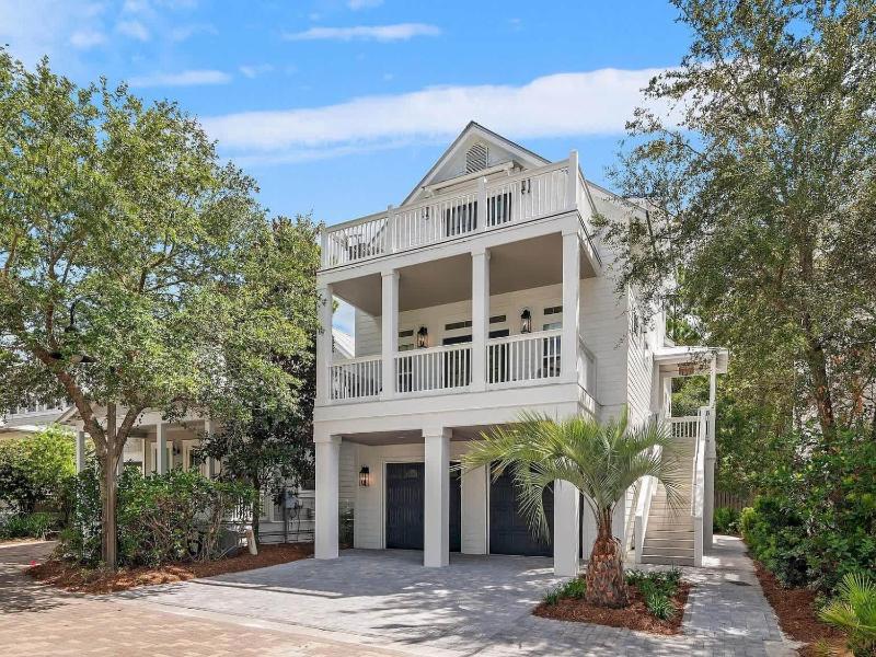 Elegant 5BR 30A Home w Hot tub & Pool - image 1