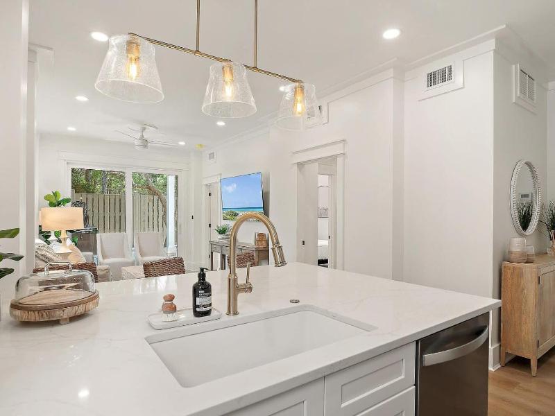 Elegant 5BR 30A Home w Hot tub & Pool - image 43