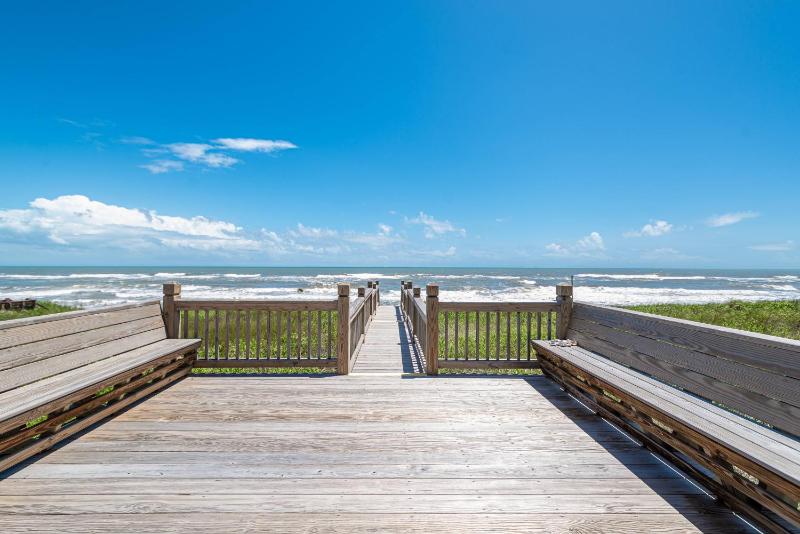 High Cotton - Nags Head MP 10 Oceanfront Ocean View Elevator Hot Tub Gourmet Kitchen - image 49