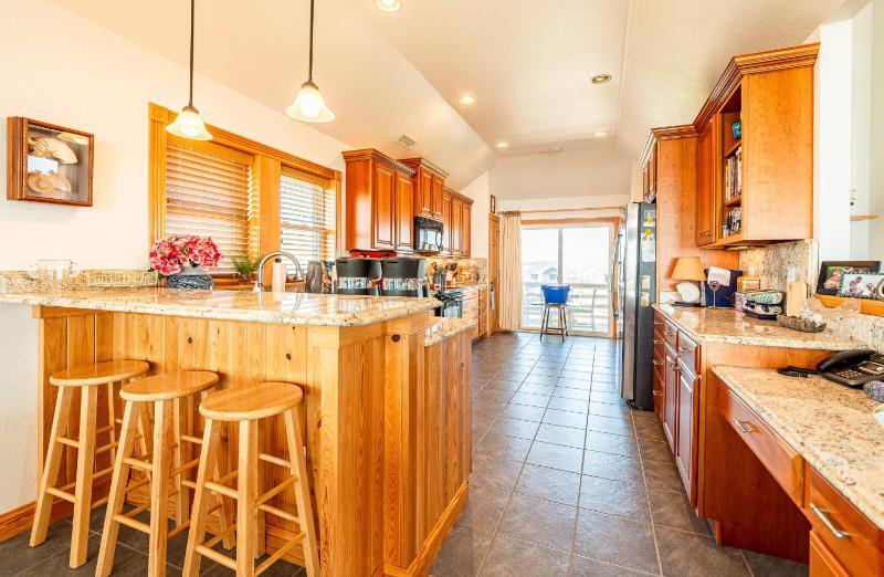 High Cotton - Nags Head MP 10 Oceanfront Ocean View Elevator Hot Tub Gourmet Kitchen - image 3
