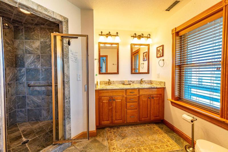 High Cotton - Nags Head MP 10 Oceanfront Ocean View Elevator Hot Tub Gourmet Kitchen - image 26