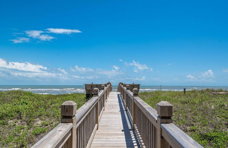 High Cotton - Nags Head MP 10 Oceanfront Ocean View Elevator Hot Tub Gourmet Kitchen - image 35