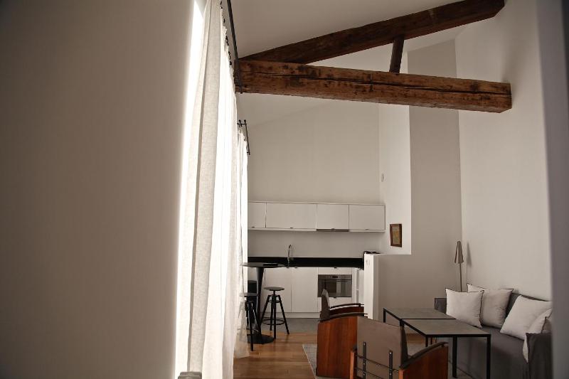Deluxe One-Bedroom Apartment - 52m2 image 4