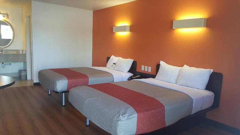 Quadruple Room - Non-Smoking image 2