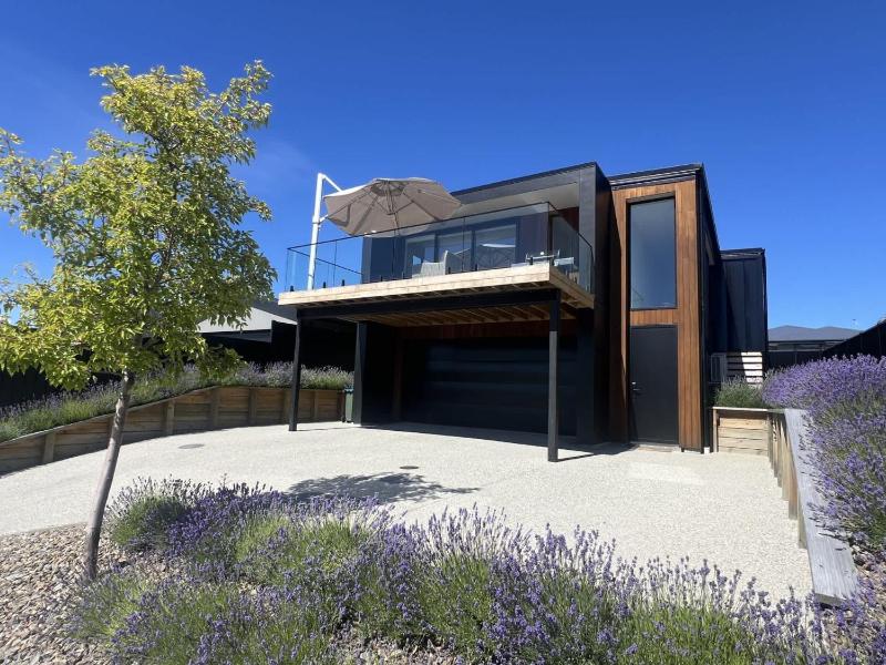 Stylish Panoramic Mountain and Lake Views - image 25