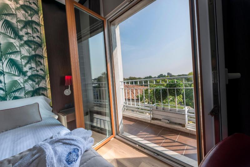 Double or Twin Room with Park View image 4