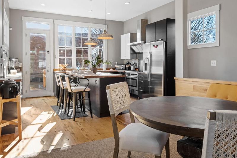 Luxurious Downtown Escape W Cinema & City Views - image 29