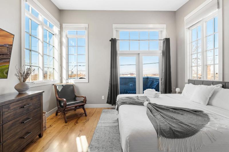 Luxurious Downtown Escape W Cinema & City Views - image 5