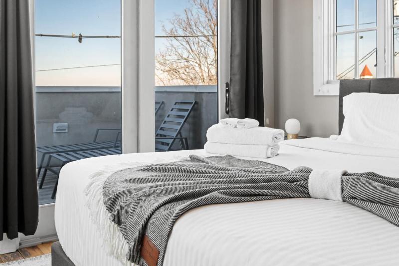 Luxurious Downtown Escape W Cinema & City Views - image 20