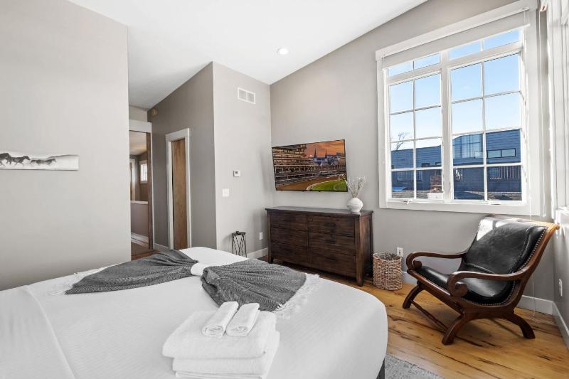Luxurious Downtown Escape W Cinema & City Views - image 12