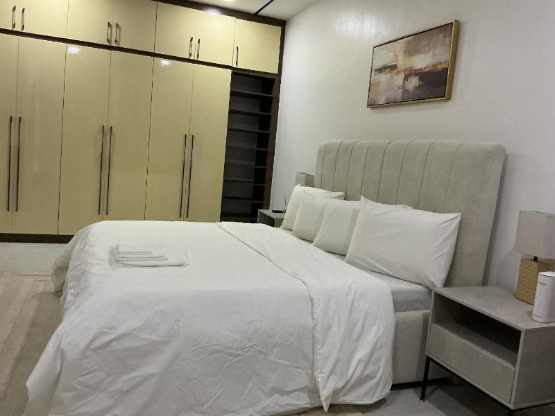 Soft Luxury 3 bedroom with pool and gym - image 3