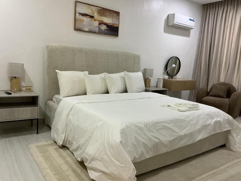 Soft Luxury 3 bedroom with pool and gym - image 15