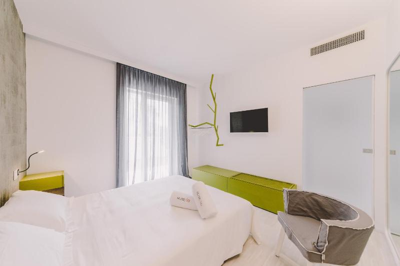 One-Bedroom Suite with Patio image 3