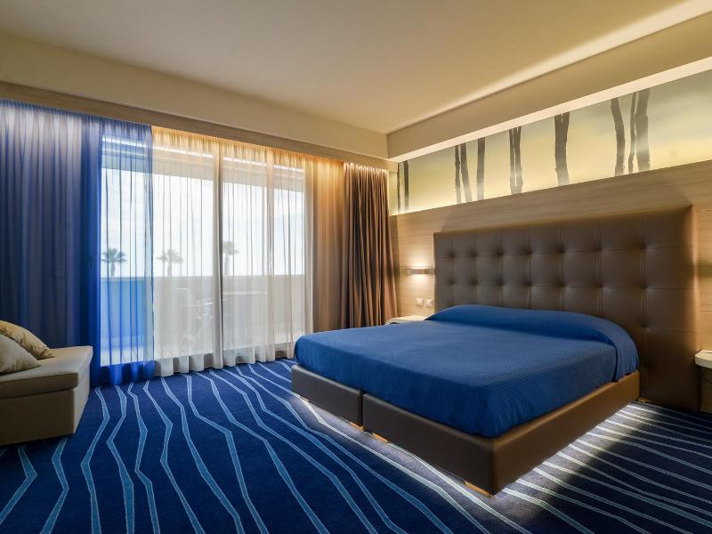 Deluxe Double Room with Balcony image 1