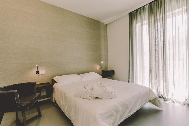 One-Bedroom Suite with Balcony image 3