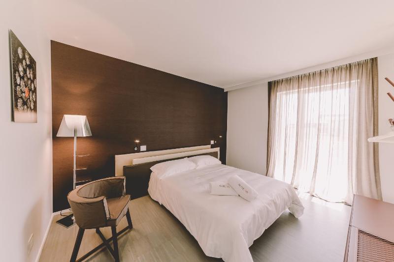 One-Bedroom Suite with Balcony image 2