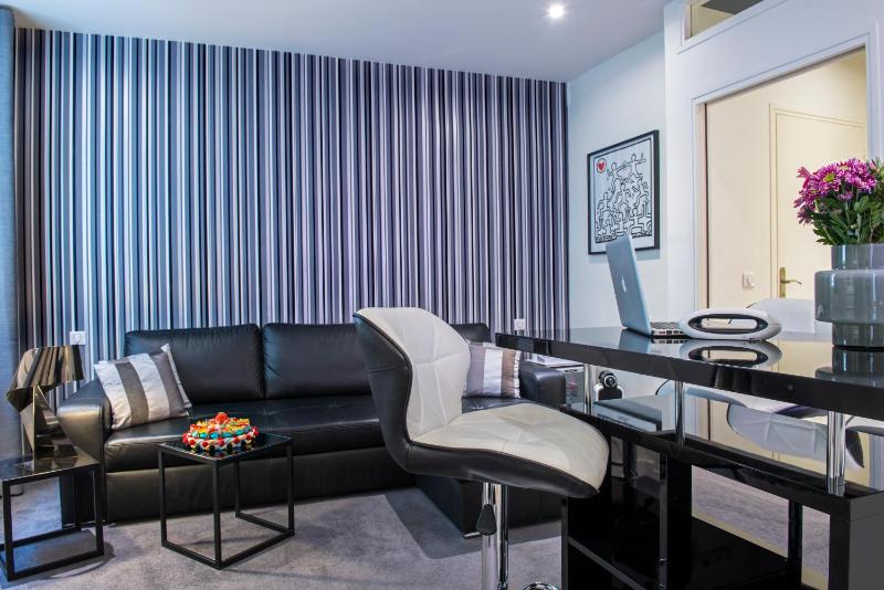 Deluxe Suite with Spa Bath image 4