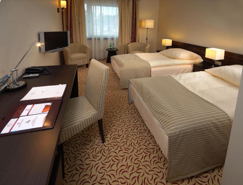 Twin Room image 4