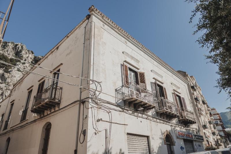 Golden house - image 16
