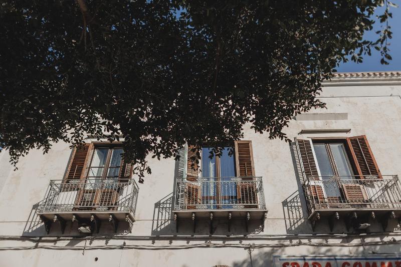 Golden house - image 9