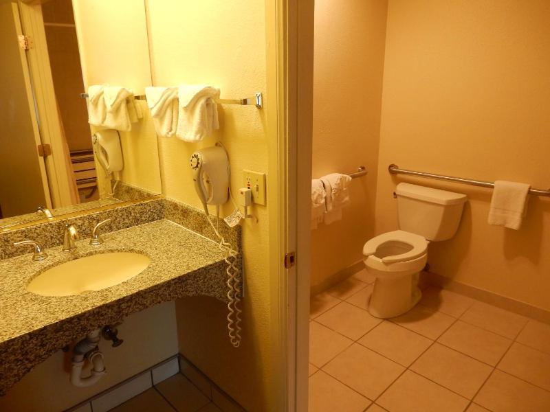 Standard Queen Room with Two Queen Beds - Non Smoking  image 2