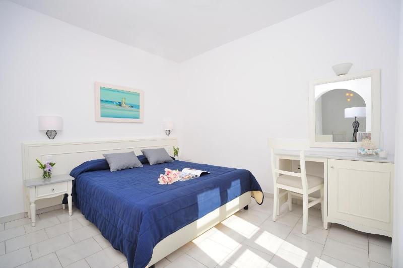 Deluxe Double Room with Sea View image 3