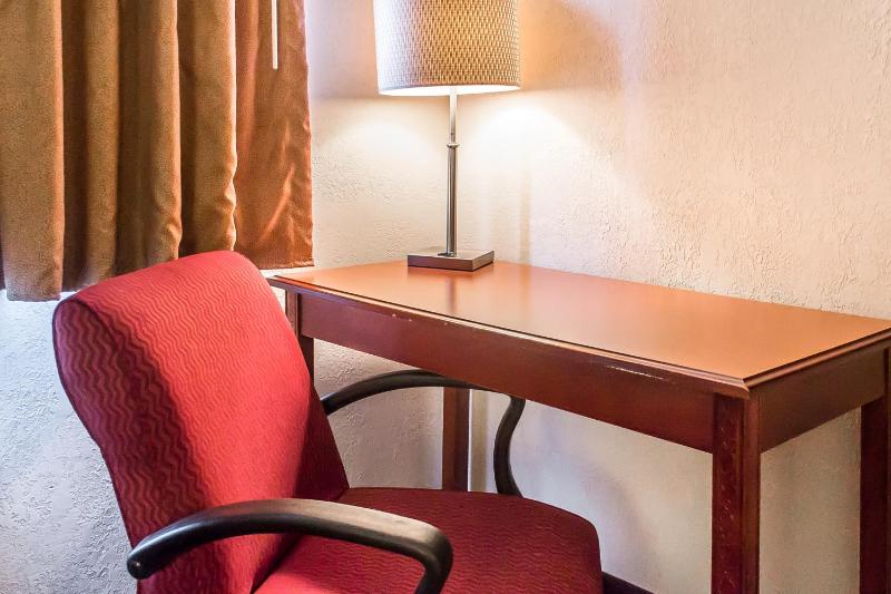 Double Room with Two Double Beds - Smoking image 2