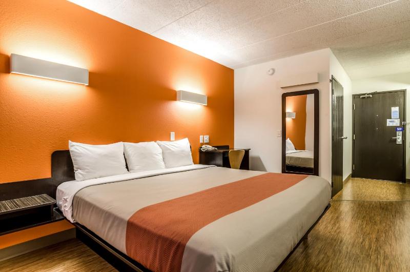 Queen Room - Disability Access - Non-Smoking image 3