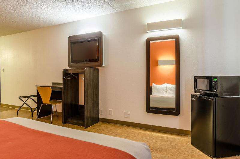 King Room - Disability Access - Non-Smoking image 4