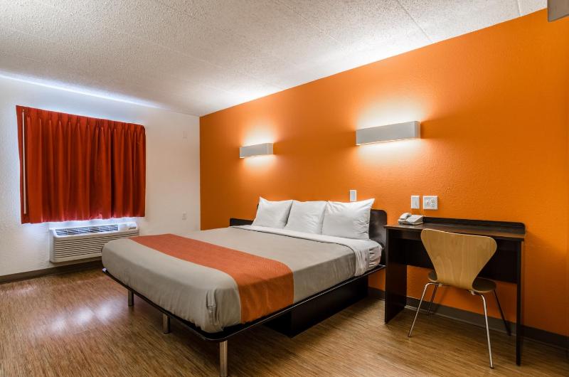 King Room - Disability Access - Non-Smoking image 3