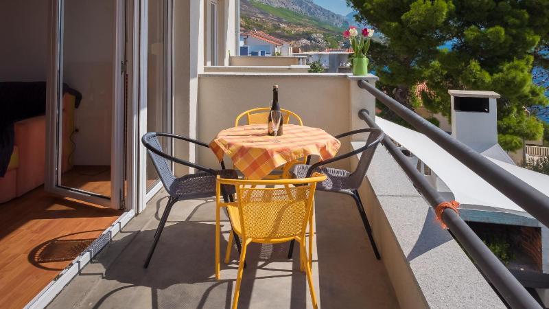 One-Bedroom Apartment with Balcony and Sea View image 4