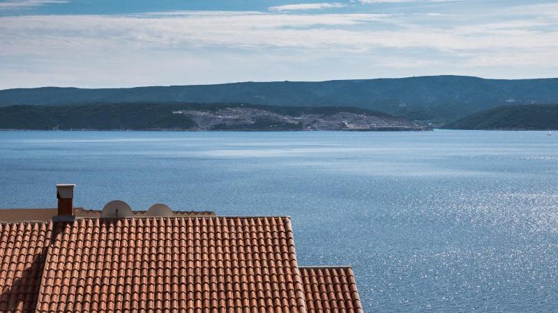 One-Bedroom Apartment with Balcony and Sea View image 2