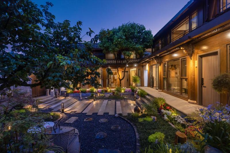 The Panorama Designer Villa & Cafe - Chinese Naxi Style Courtyard - Complimentary Airport Pick-up for 3 Nights & Tailor-Made Tours - image 2
