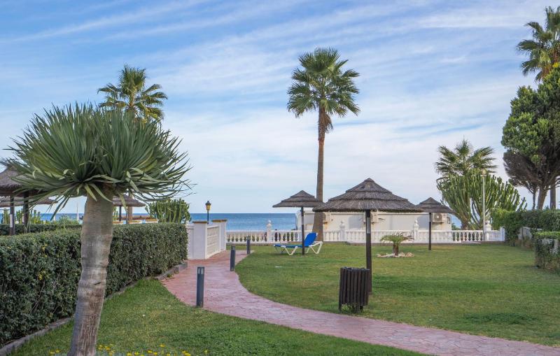 Harbour Heaven 2 Bed 2 Bath Apartment Steps from Duquesa Marina and Beach - image 4