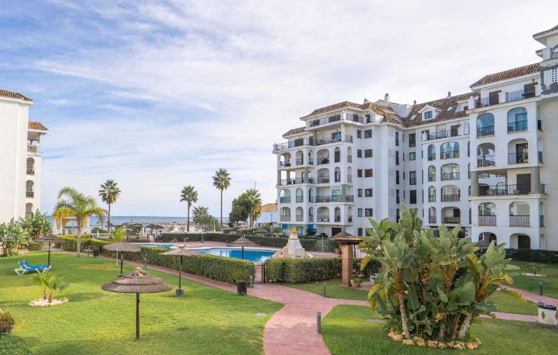 Harbour Heaven 2 Bed 2 Bath Apartment Steps from Duquesa Marina and Beach - image 6