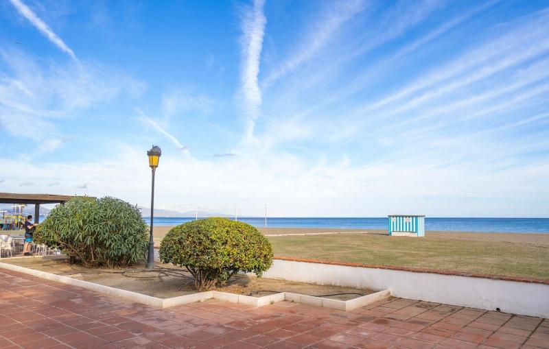 Harbour Heaven 2 Bed 2 Bath Apartment Steps from Duquesa Marina and Beach - image 3