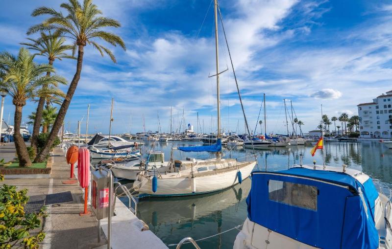 Harbour Heaven 2 Bed 2 Bath Apartment Steps from Duquesa Marina and Beach - image 9