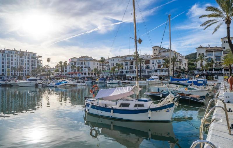 Harbour Heaven 2 Bed 2 Bath Apartment Steps from Duquesa Marina and Beach - image 32